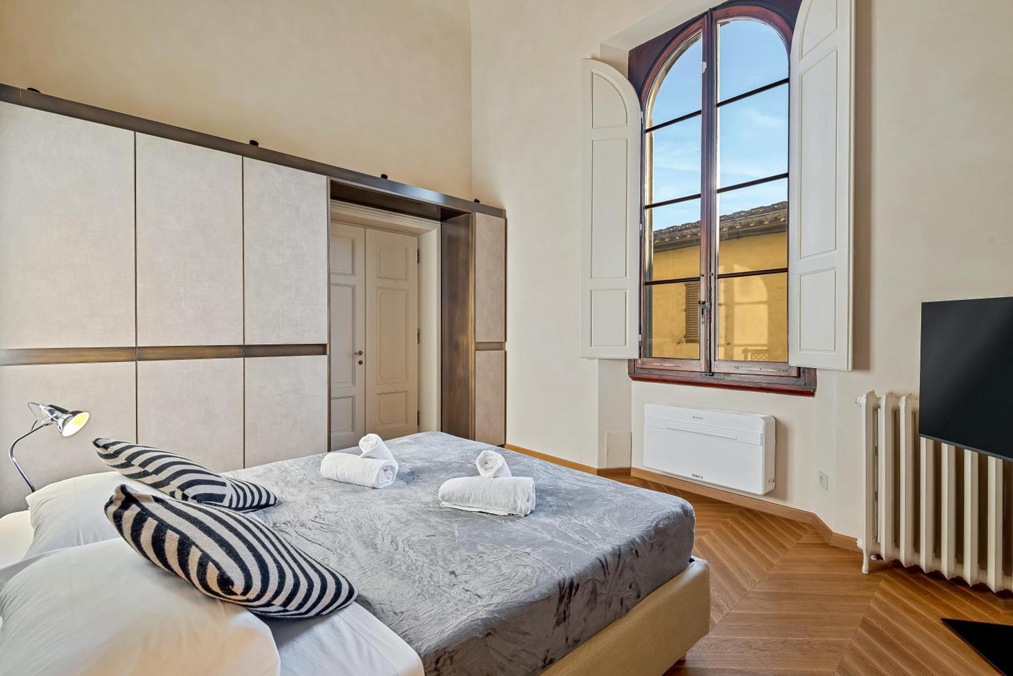 Via Venezia 10 - Renaissance - Historic Charm With Frescoes And Private Courtyard Parking In Heart * Florencia