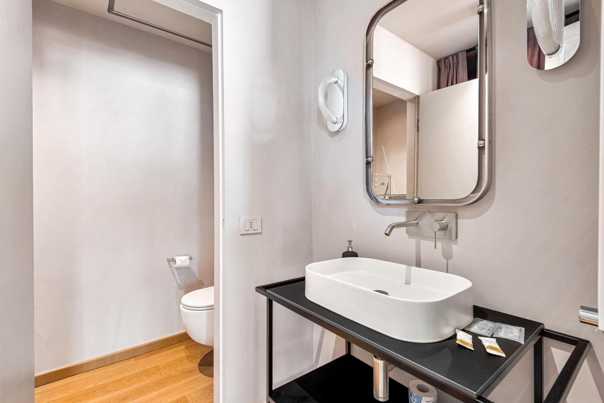 Via Venezia 10 - Renaissance - Historic Charm With Frescoes And Private Courtyard Parking In Heart Apartamento