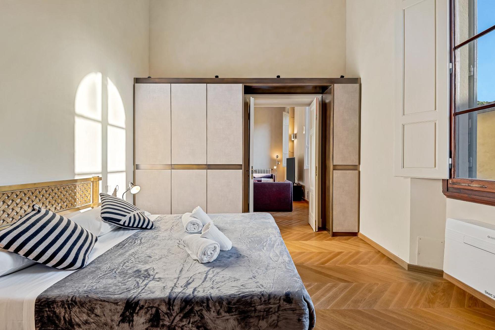 Via Venezia 10 - Renaissance - Historic Charm With Frescoes And Private Courtyard Parking In Heart Florencia