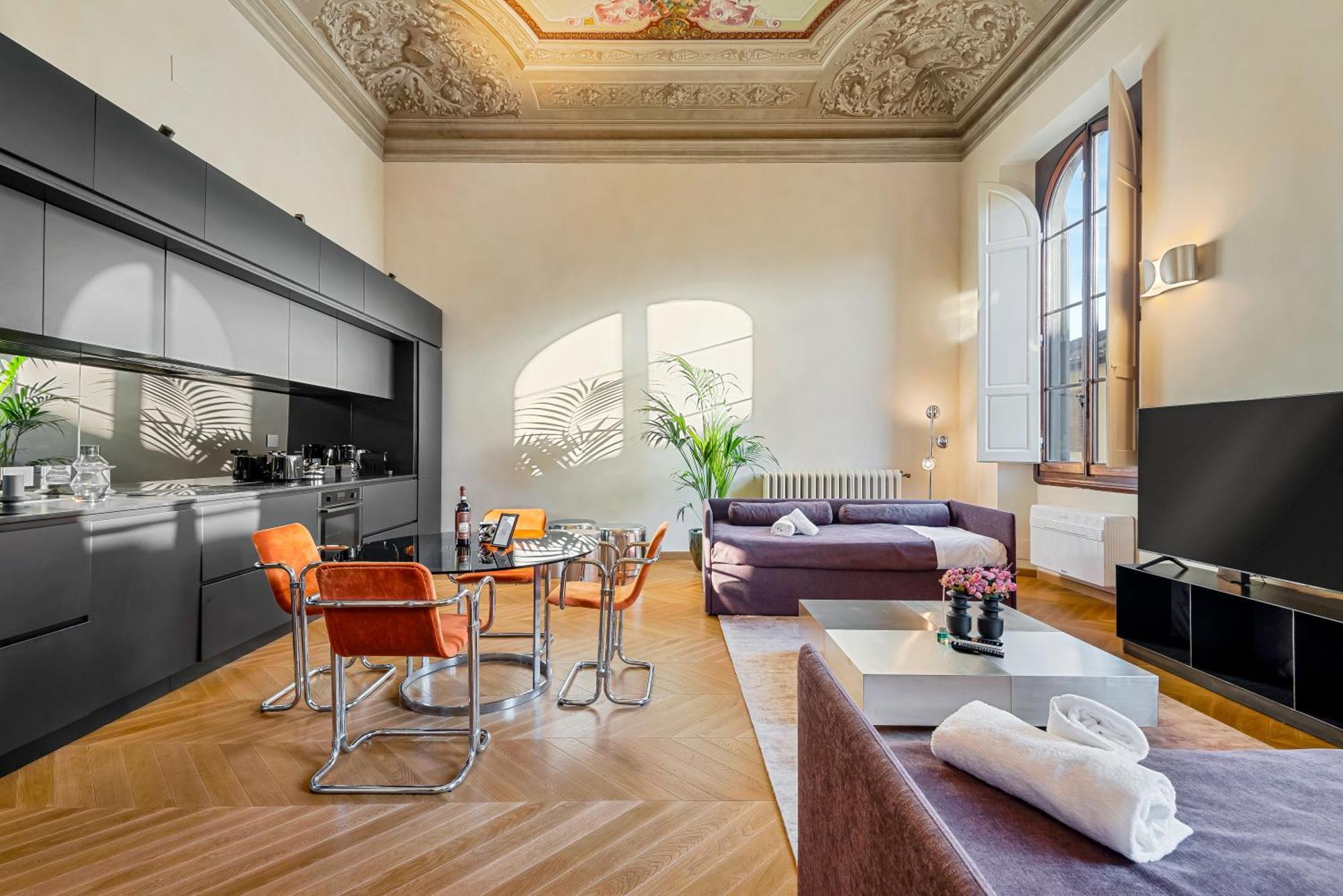 Via Venezia 10 - Renaissance - Historic Charm With Frescoes And Private Courtyard Parking In Heart