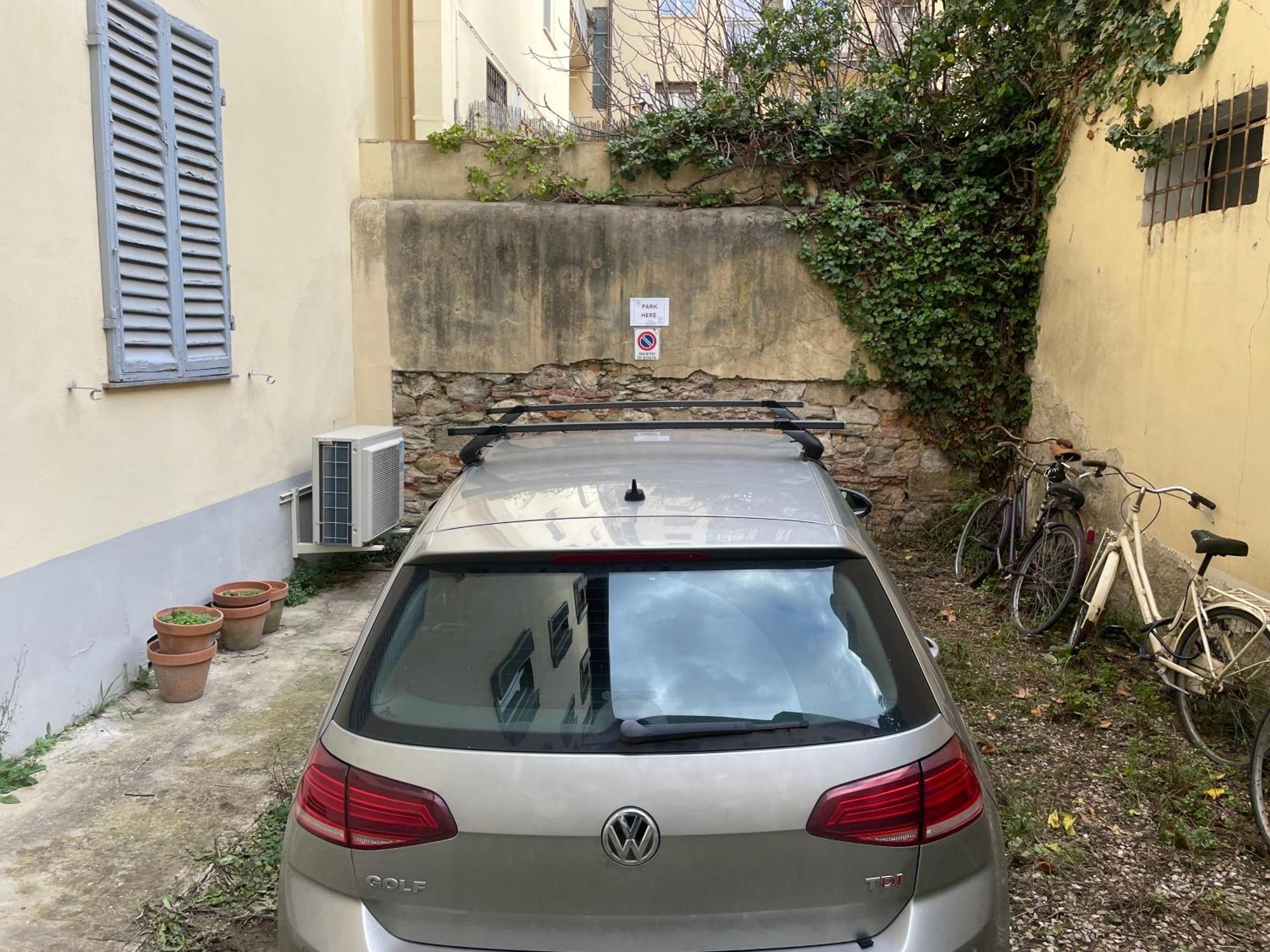 Via Venezia 10 - Renaissance - Historic Charm With Frescoes And Private Courtyard Parking In Heart *